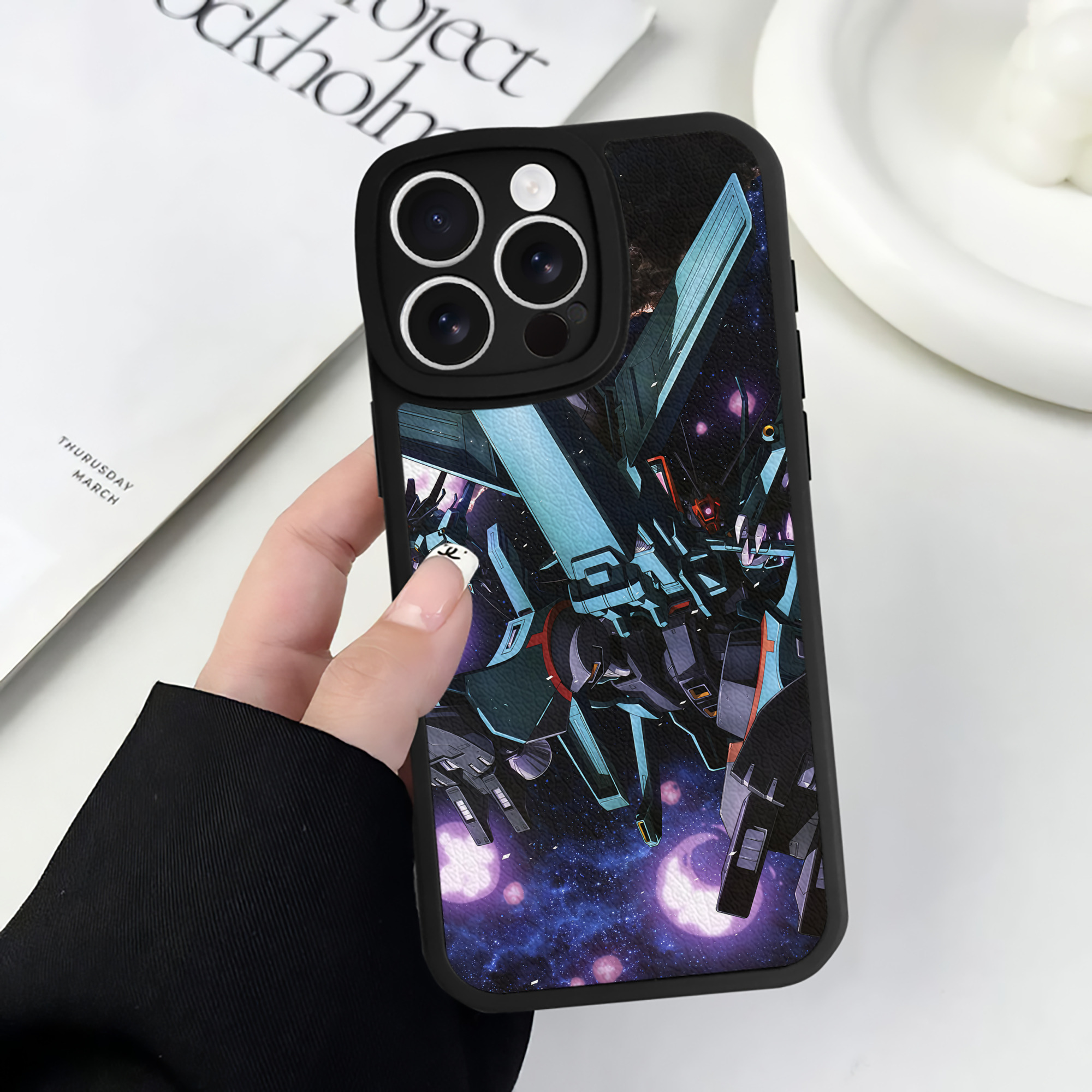 （画像用） 機動戦士ガンダム Mobile Suit Gundam 【iPhone 16シリーズ対応】シリコンスマホケース（レザー調） 材質：シリコン